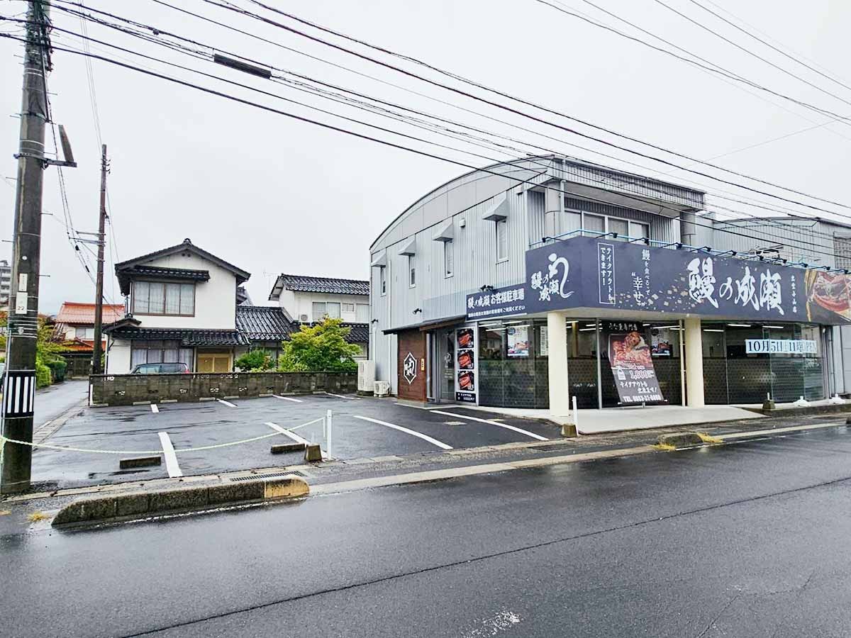 島根県出雲市にオープンしたウナギ料理専門店『鰻の成瀬』の駐車場