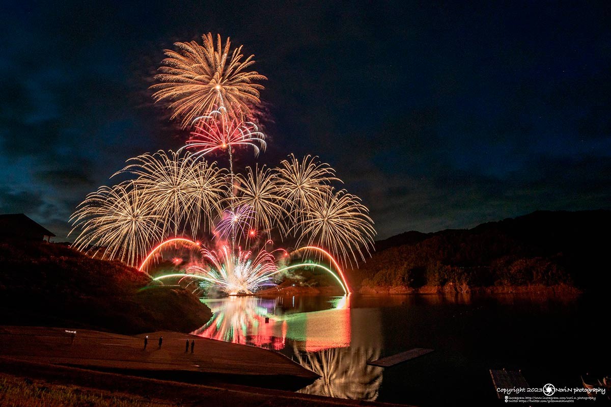 島根県雲南市で開催されるイベント「第９回尾原ダムさくらおろち湖湖上花火」のイメージ