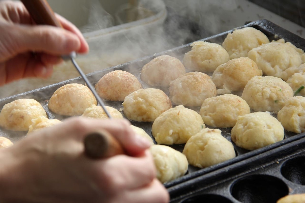 山陰でたこ焼きを販売しているキッチンカー『ほしのかず』_たこ焼きを焼いている様子