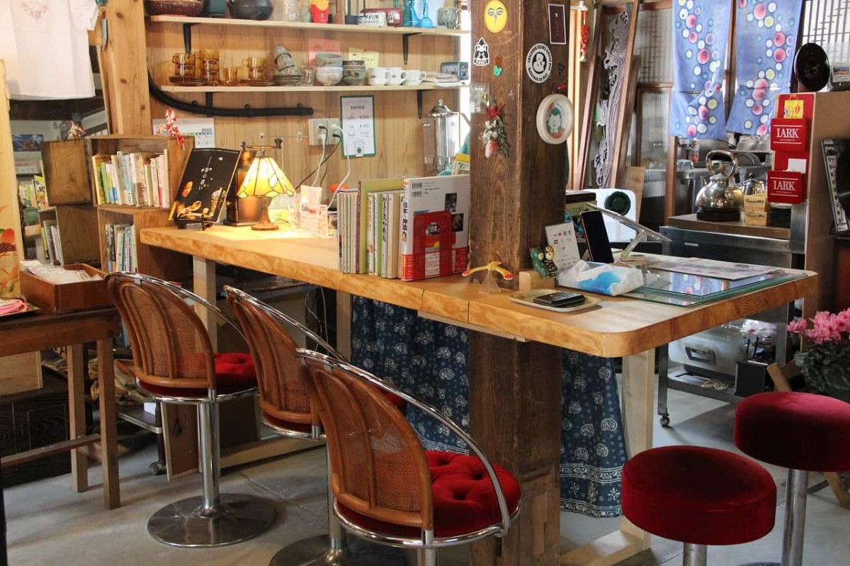 大田市温泉津町にある『まちライブラリーカフェpukapuka』の店内