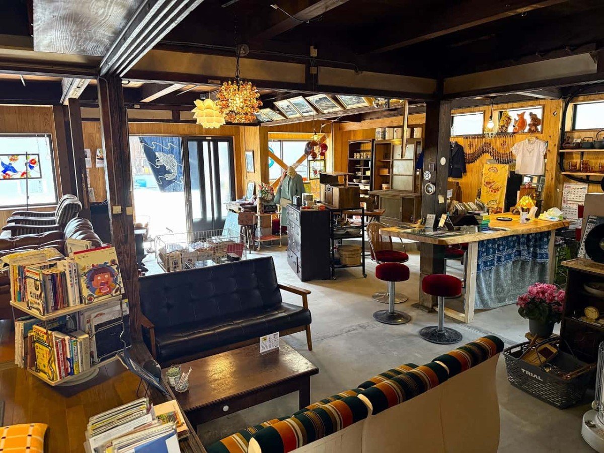 大田市温泉津町にある『まちライブラリーカフェpukapuka』の店内