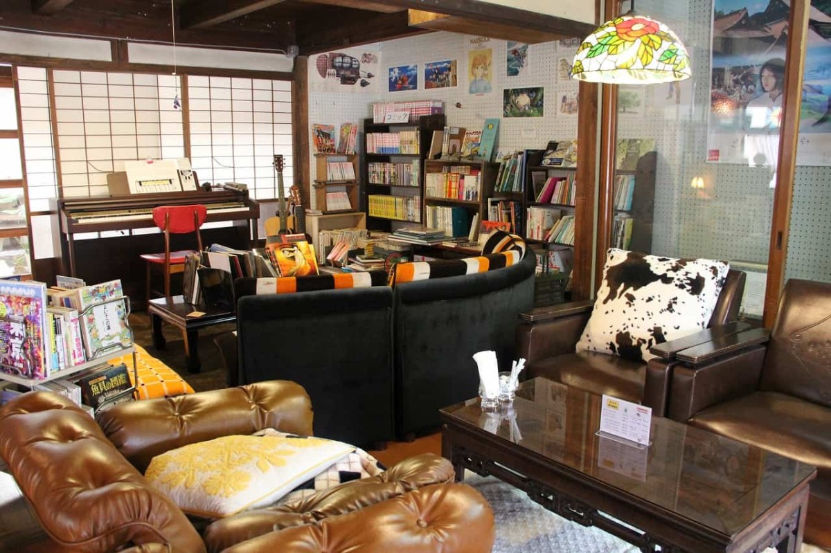 大田市温泉津町にある『まちライブラリーカフェpukapuka』の店内