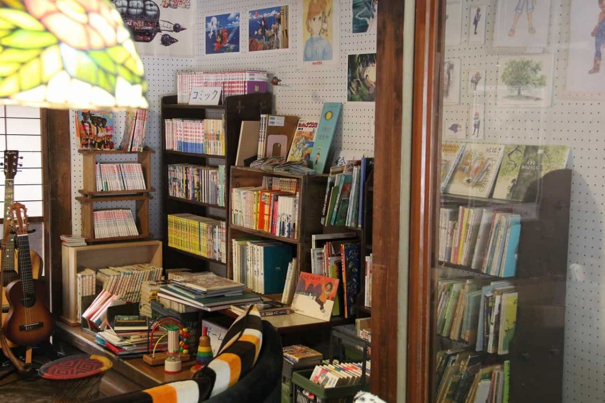 大田市温泉津町にある『まちライブラリーカフェpukapuka』の店内_本