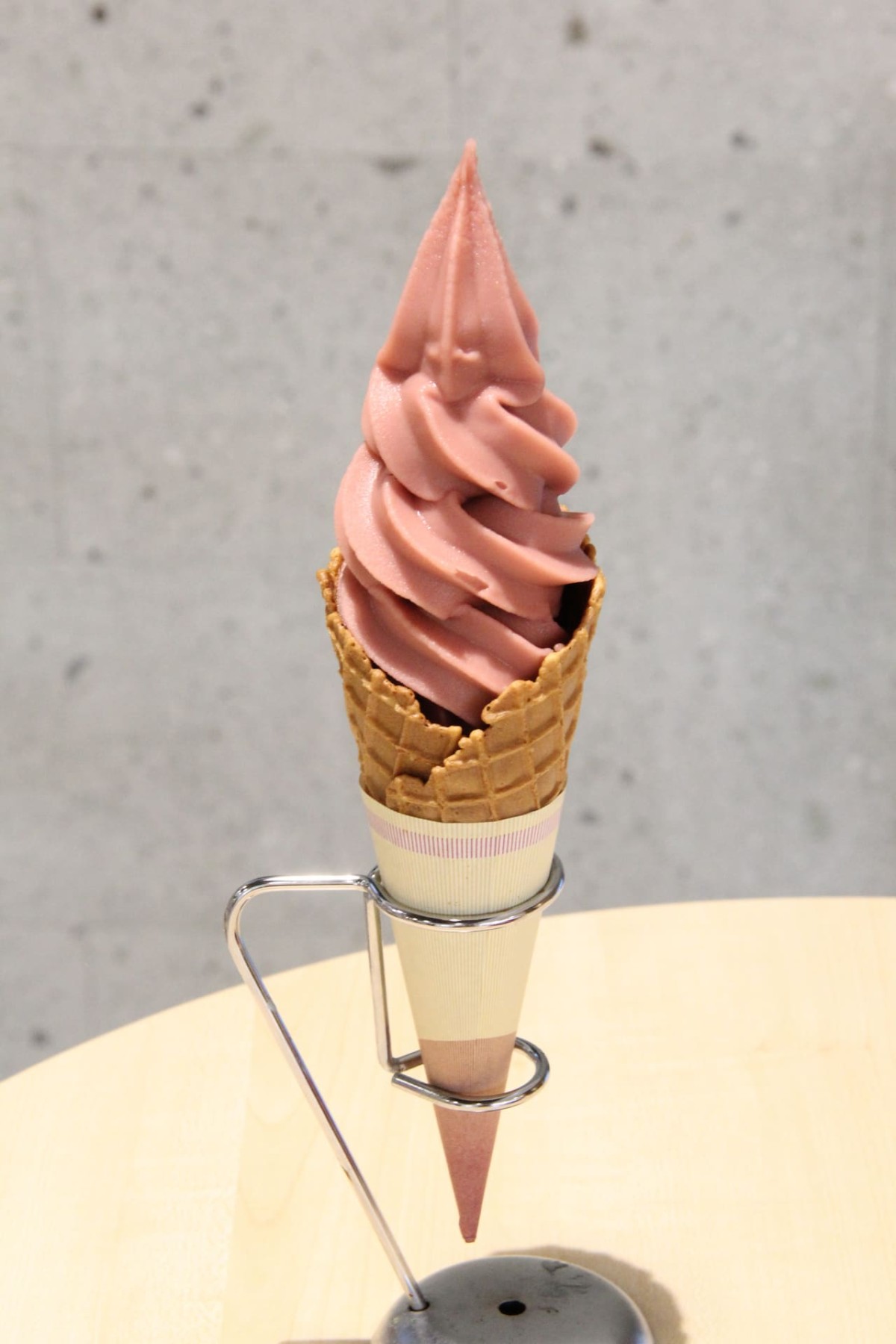 島根県大田市にある『道の駅 ごいせ仁摩』で販売しているソフトクリーム_あまおうイチゴ