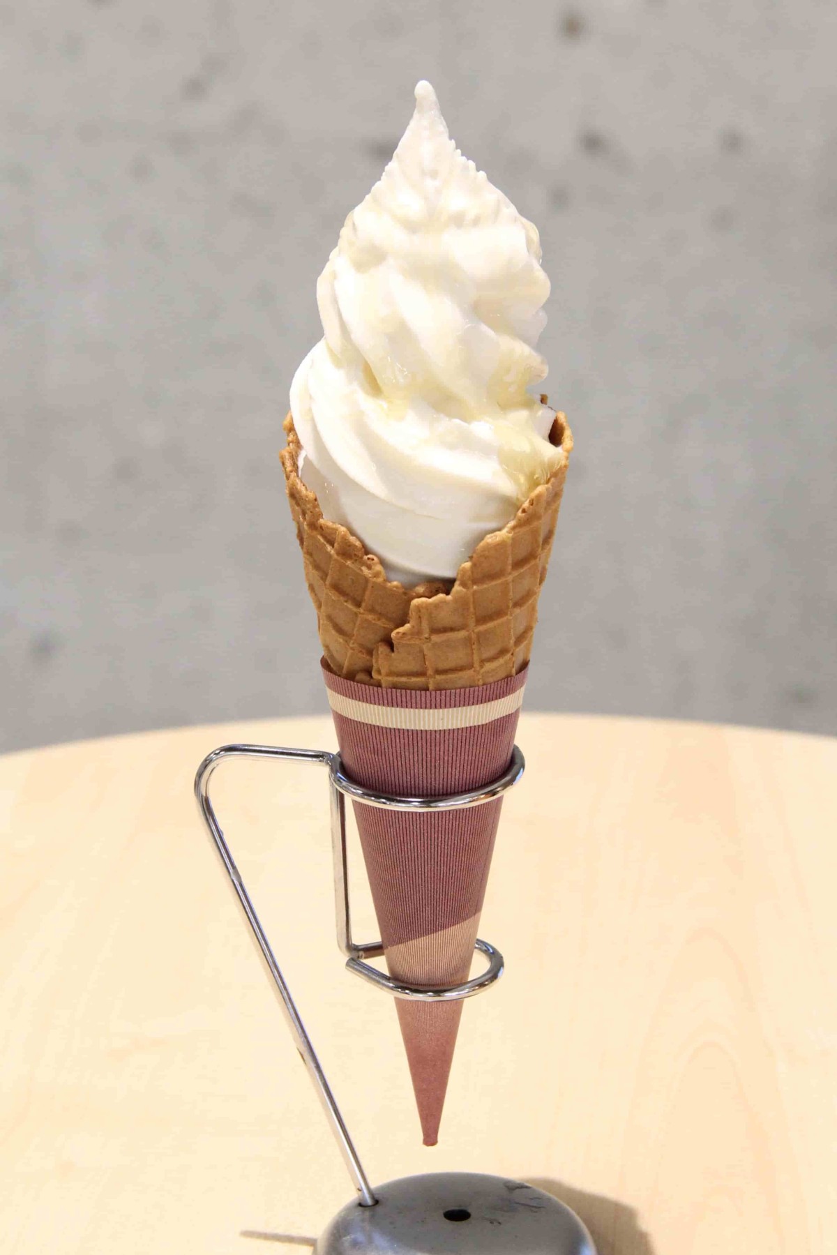 島根県大田市にある『道の駅 ごいせ仁摩』で販売しているソフトクリーム_バニラ_はちみつトッピング