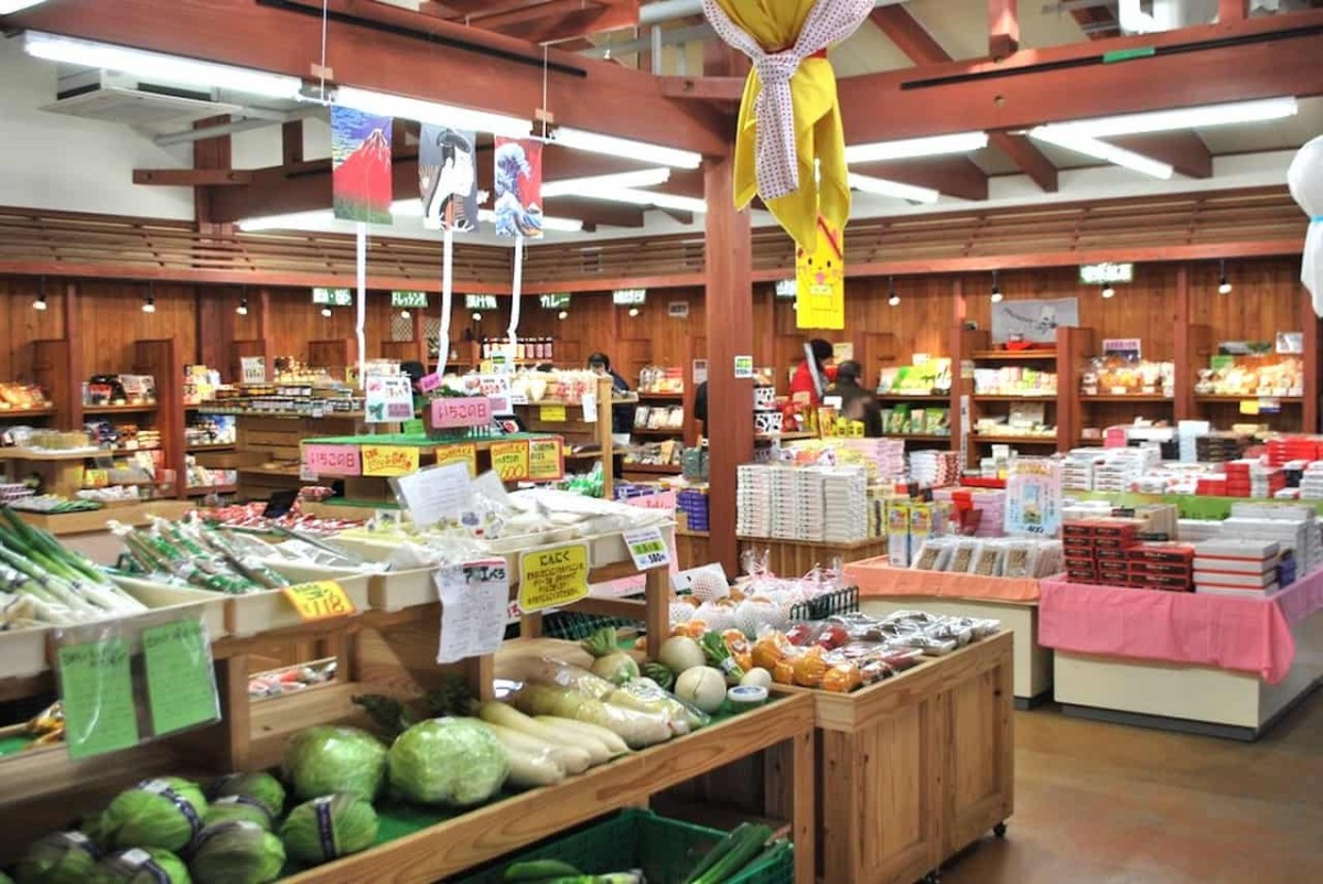 島根県安来市にある『道の駅あらエッサ』の農産物等直売所の様子