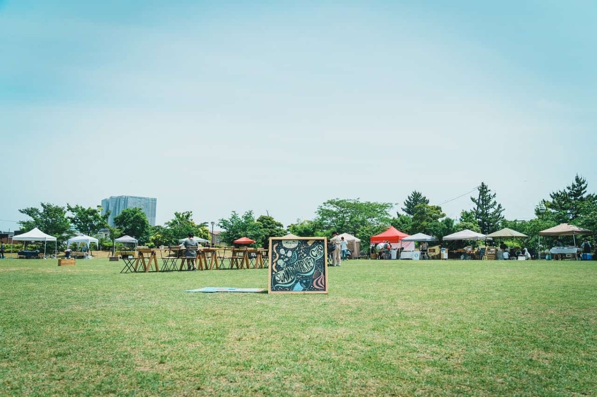 島根県出雲市の『だんだん広場』で開催されているファーマーズマーケット「Sunday Market CiBO」の様子