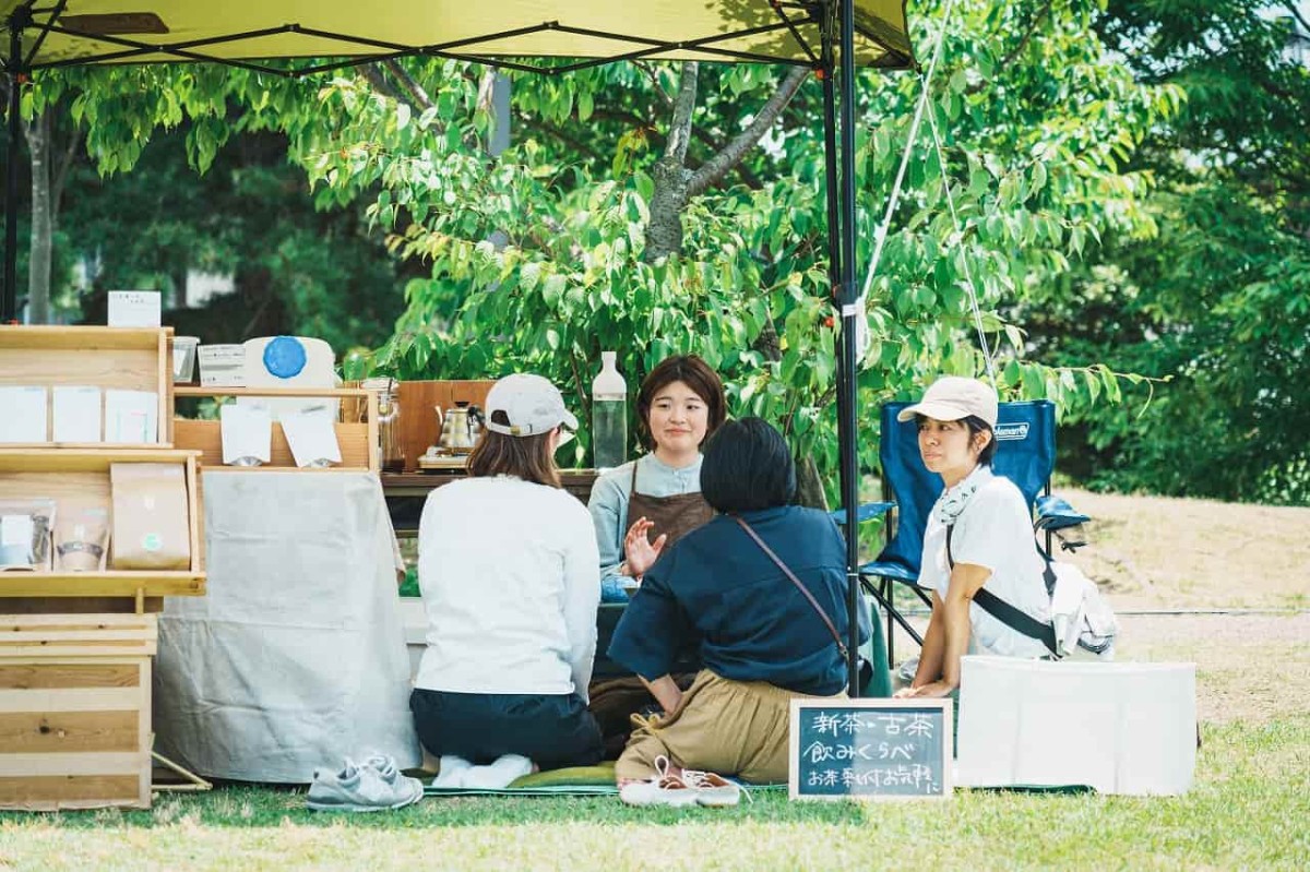 島根県出雲市の『だんだん広場』で開催されているファーマーズマーケット「Sunday Market CiBO」の様子