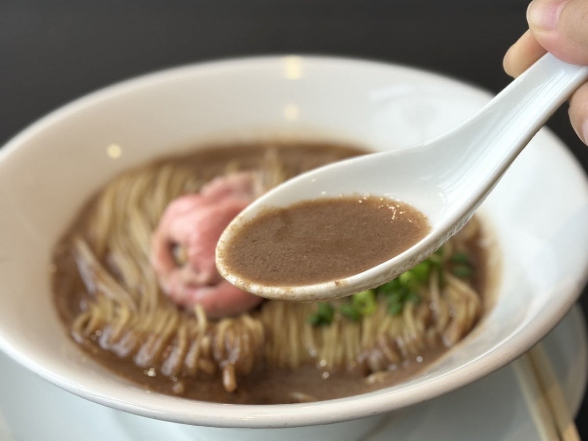 鳥取県境港市の『米子鬼太郎空港』内にある『紅ズワイガニらぁ麺まるはち屋』で販売中のマグロのラーメンのスープ