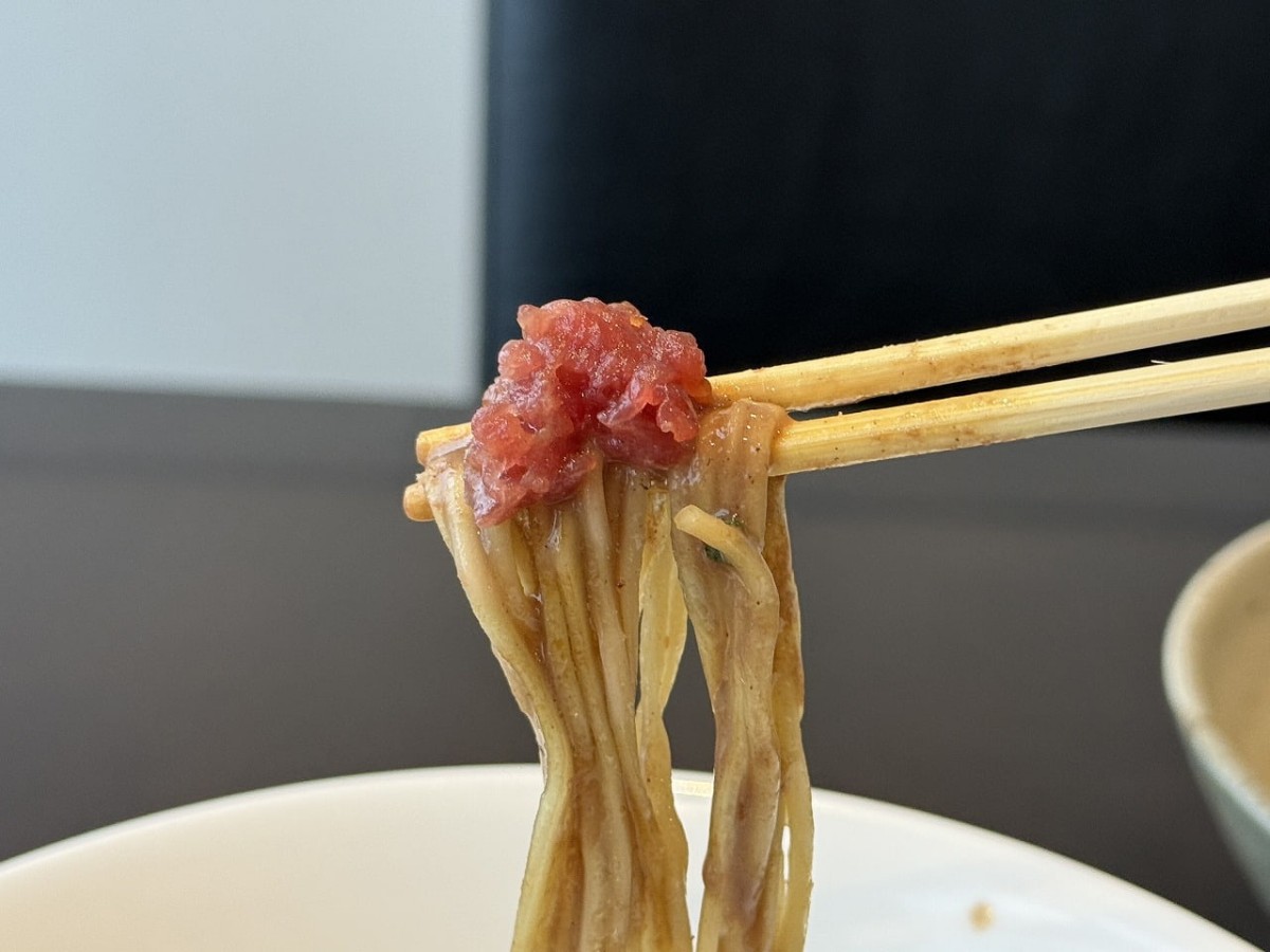 鳥取県境港市の『米子鬼太郎空港』内にある『紅ズワイガニらぁ麺まるはち屋』で販売中のマグロのラーメン