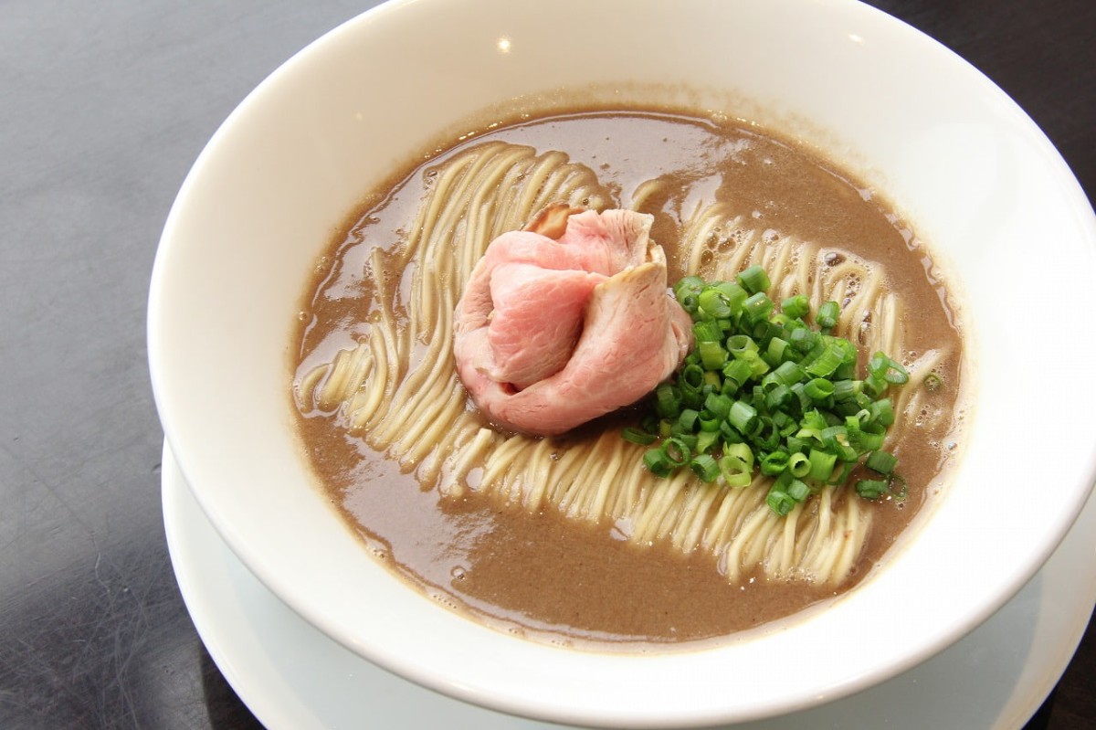 鳥取県境港市の『米子鬼太郎空港』内にある『紅ズワイガニらぁ麺まるはち屋』で販売中のマグロのラーメン