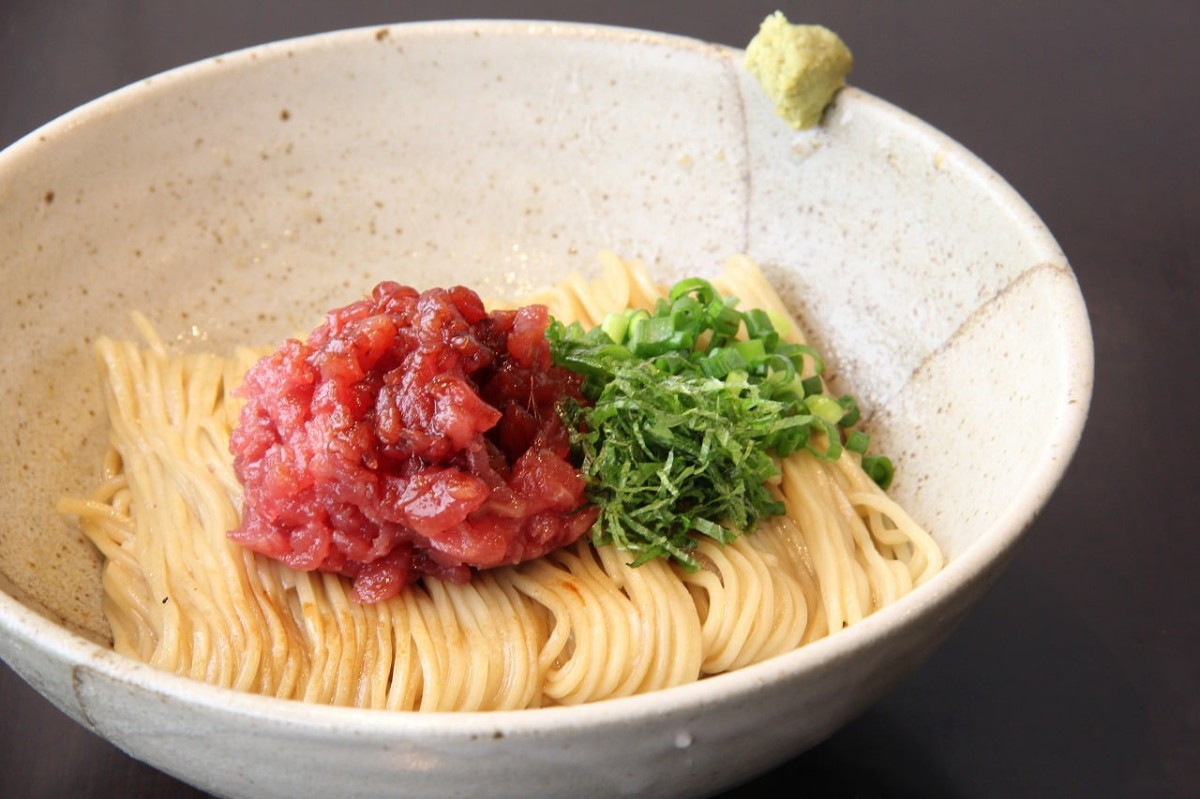 鳥取県境港市の『米子鬼太郎空港』内にある『紅ズワイガニらぁ麺まるはち屋』で販売中のマグロの替え玉