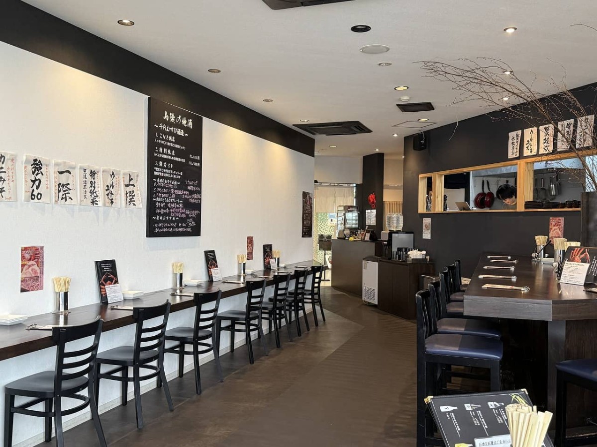 鳥取県境港市の『米子鬼太郎空港』内にある『紅ズワイガニらぁ麺まるはち屋』の店内