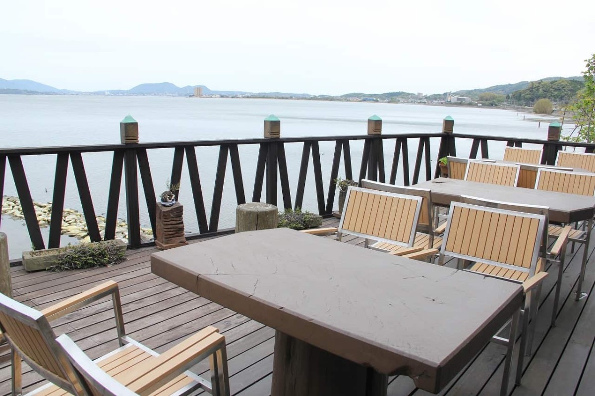 島根県松江市にある『自家焙煎珈琲工房梢庵』の宍道湖を臨むテラス席