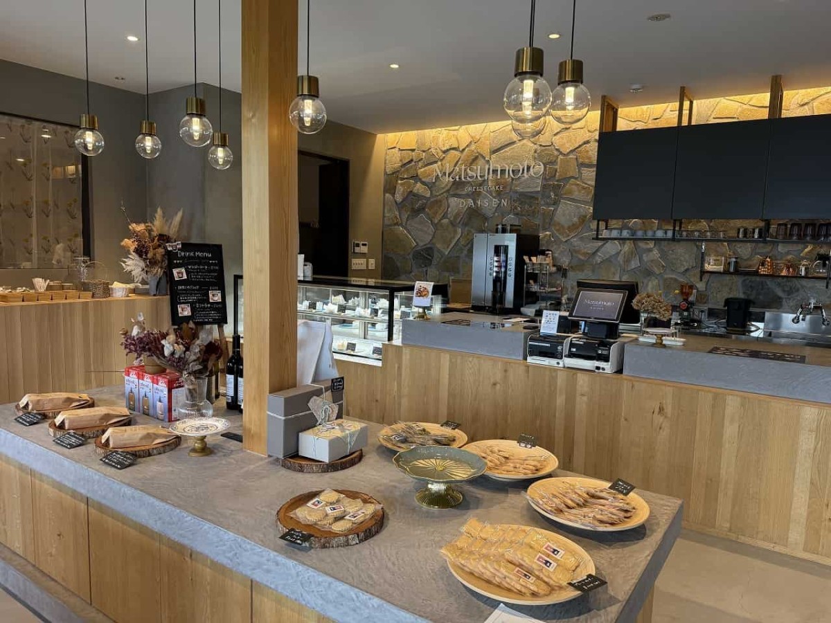 鳥取県西伯郡大山町にある『Matsumoto CHEESECAKE DAISEN』の店内