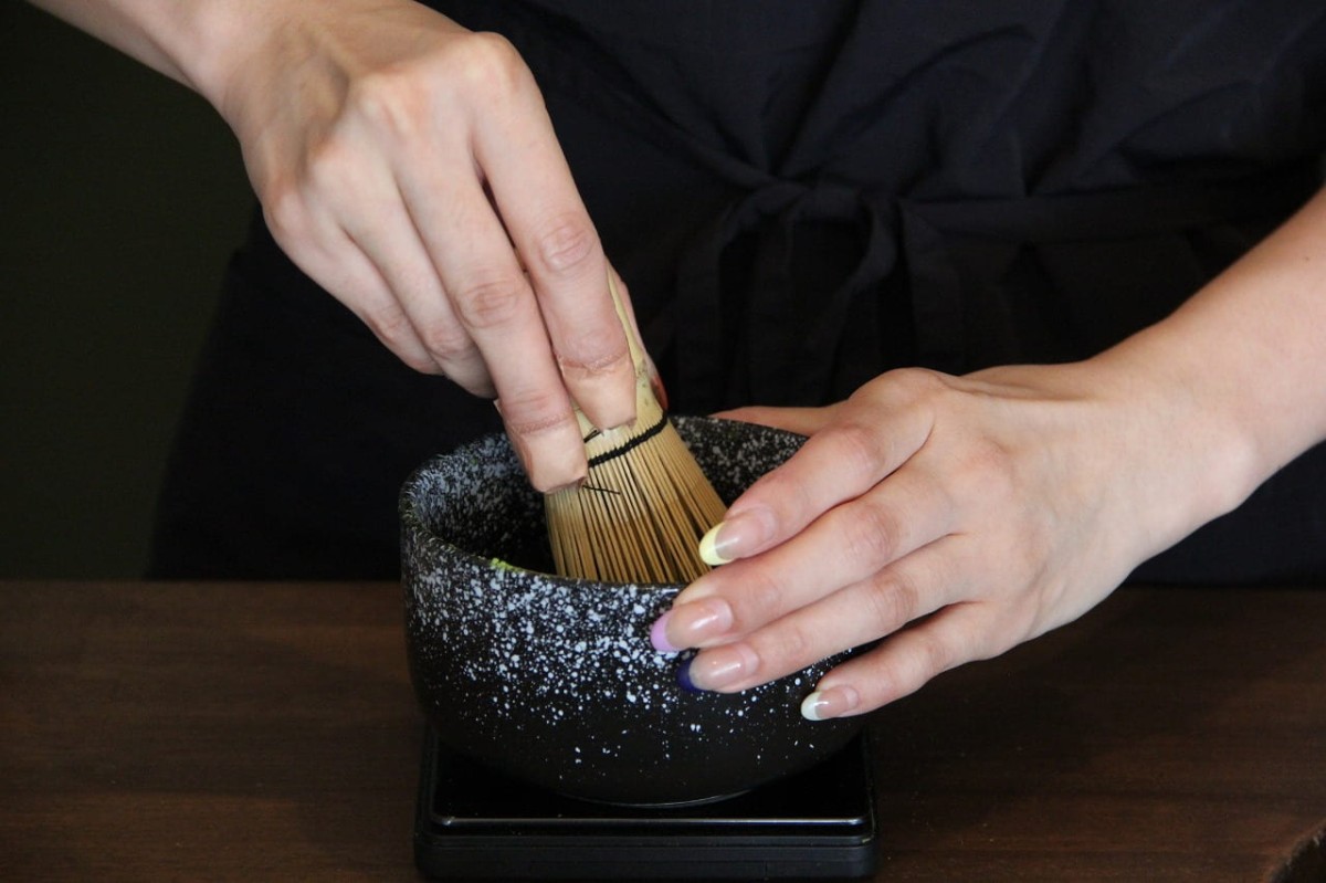 島根県出雲市にあるカフェ『matcha off』でお抹茶をたてるスタッフ