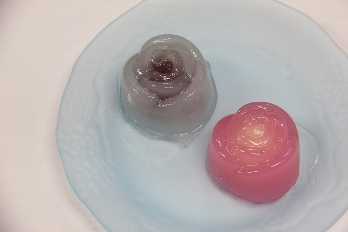 鳥取県米子市にある『和菓子処くめや』で販売している「バラの葛まんじゅう」