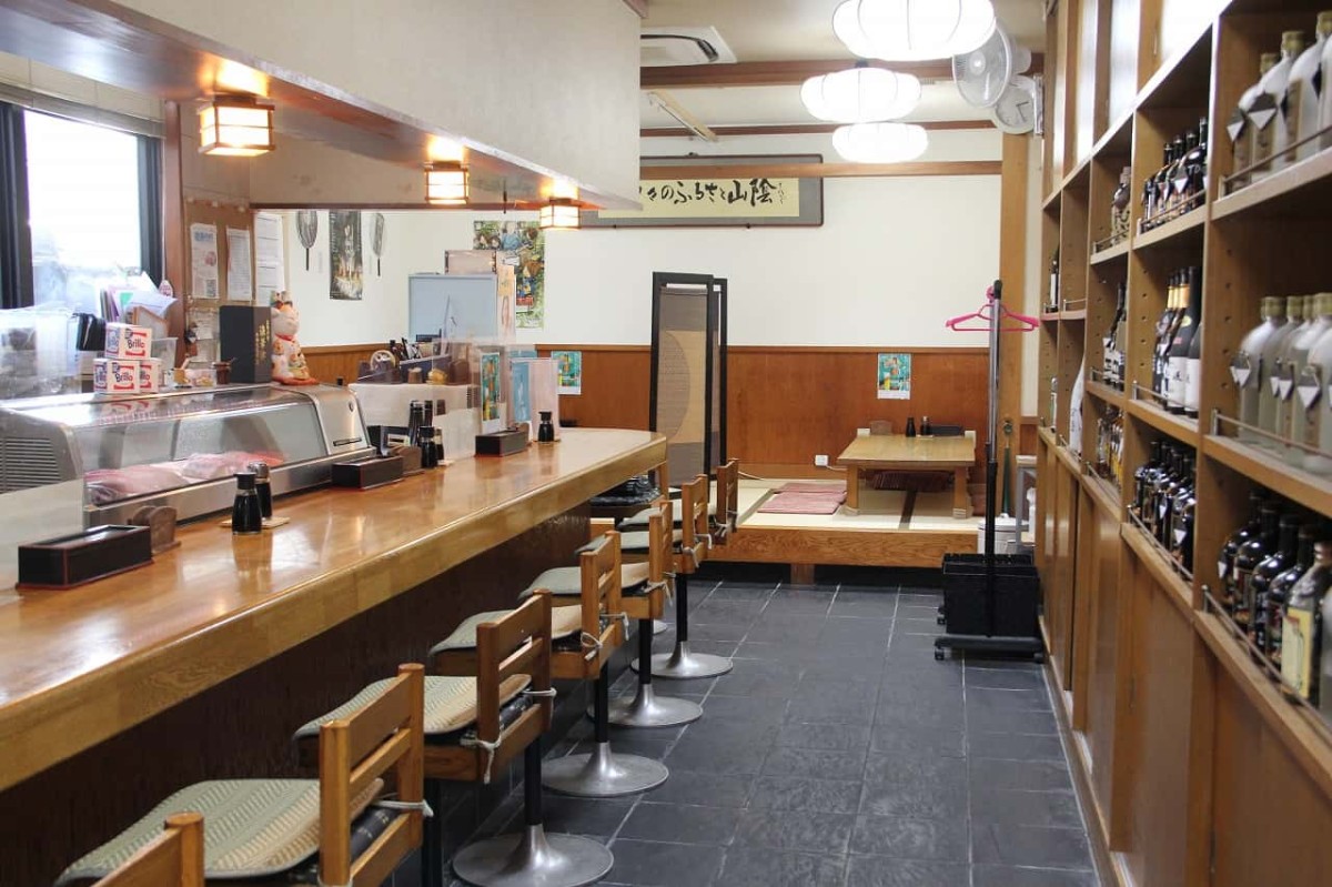 鳥取県境港市にある居酒屋『和泉』の店内