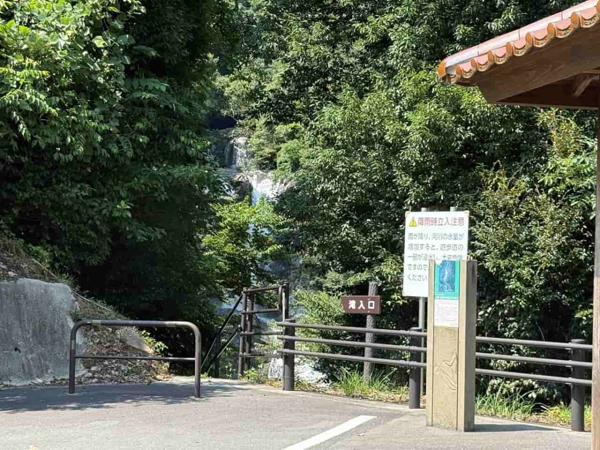 島根県江津市の『岩瀧寺の滝』の駐車場
