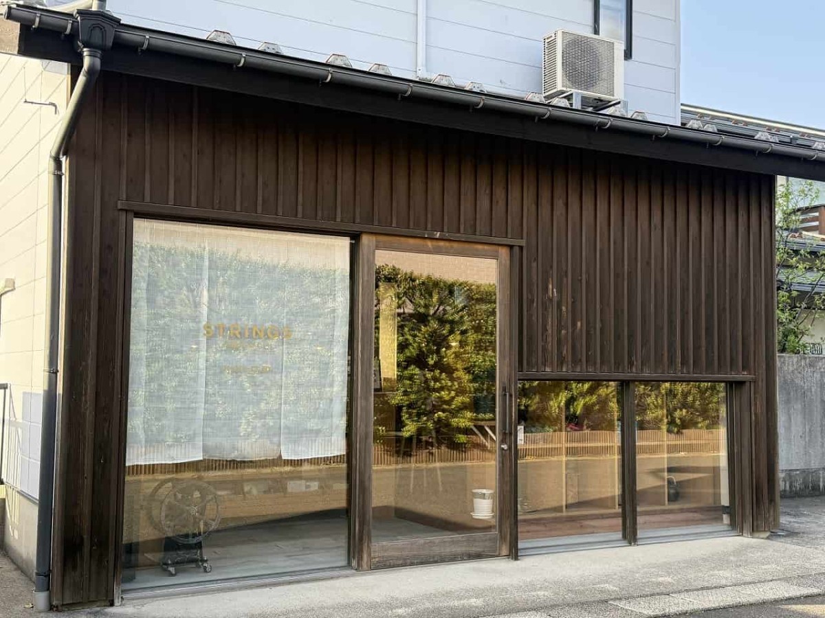 島根県出雲市にあるコーヒー専門店『STRINGS COFFEE ROASTERS』の外観