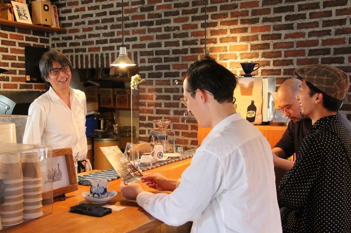 島根県出雲市にあるコーヒー専門店『STRINGS COFFEE ROASTERS』の店主と話すお客さん