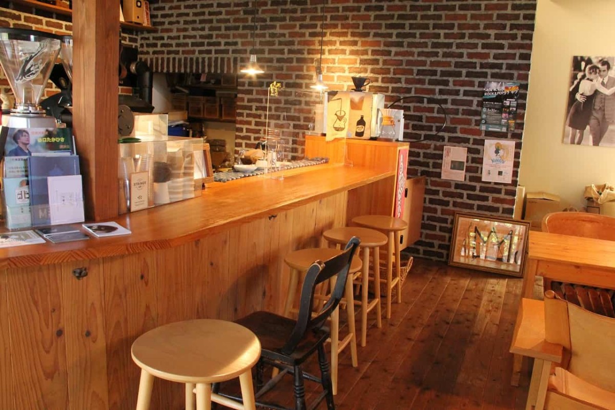 島根県出雲市にあるコーヒー専門店『STRINGS COFFEE ROASTERS』の店内