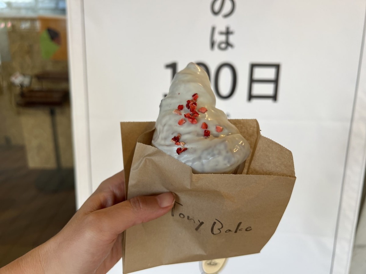 島根県松江市『カラコロ工房』フードホール内にある『100日だけのチョコクロワッサンby Tony Bake（トニーベイク）』で販売しているチョコクロワッサン_ホワイト