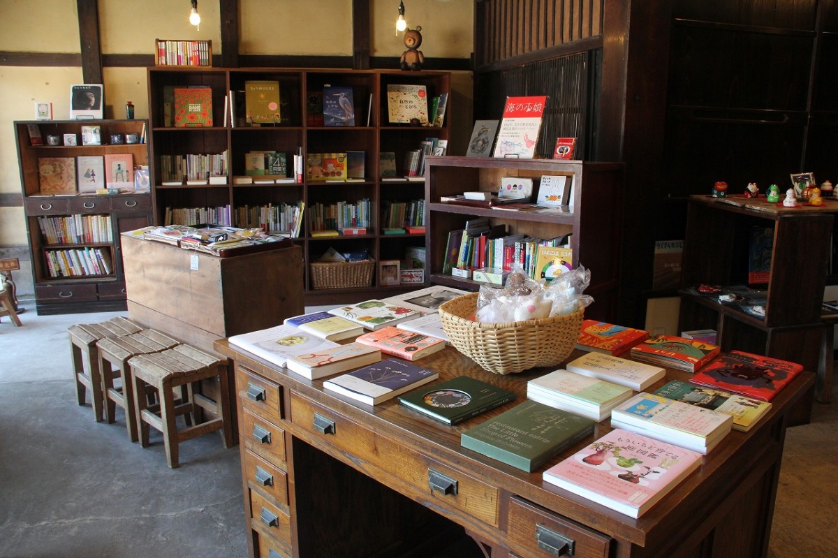 島根県安来市の本屋『子どもの本つ～ぼ』の店内