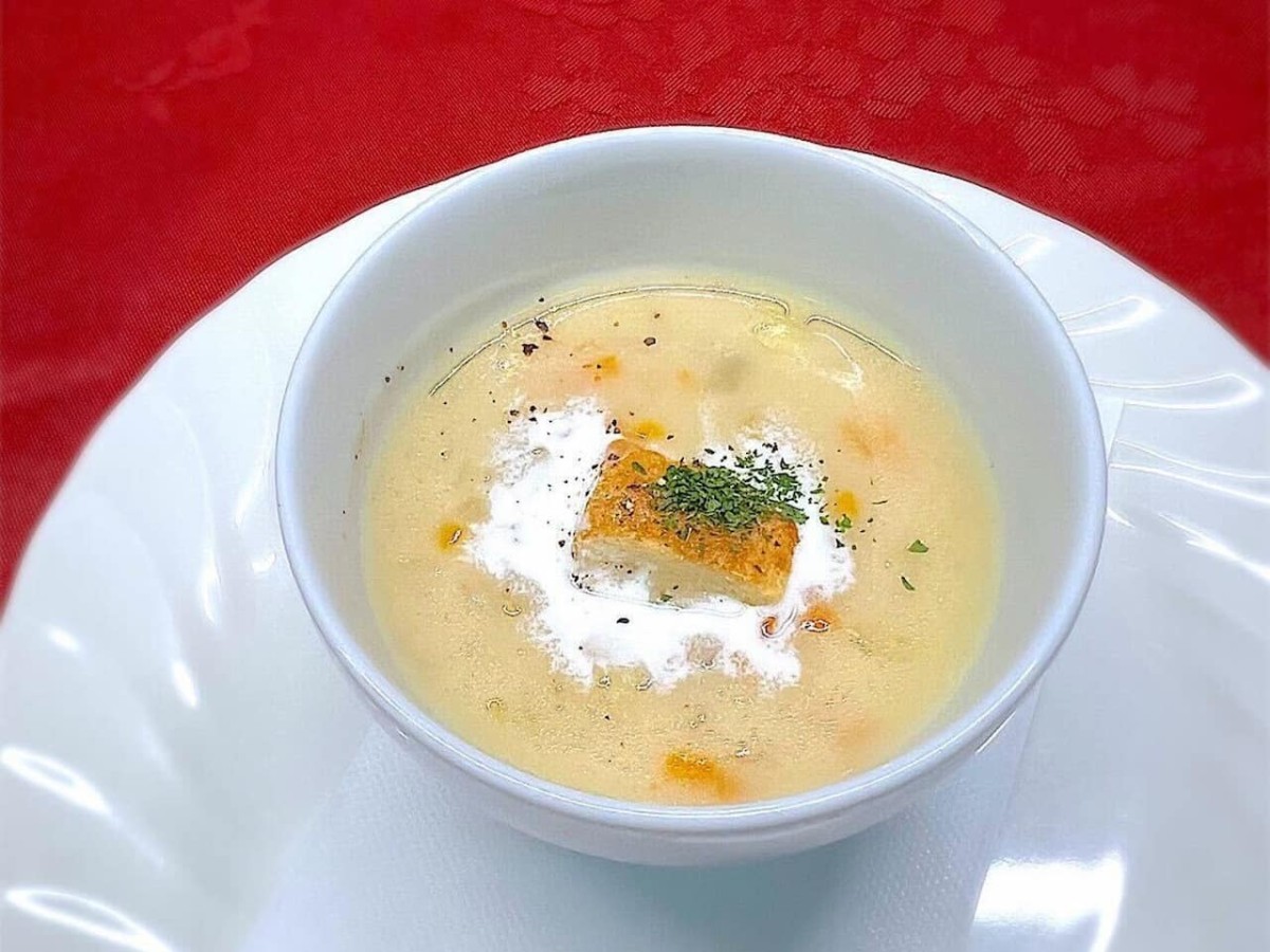 鳥取県米子市『レンガ屋』で提供する夜のコース料理のスープの一例