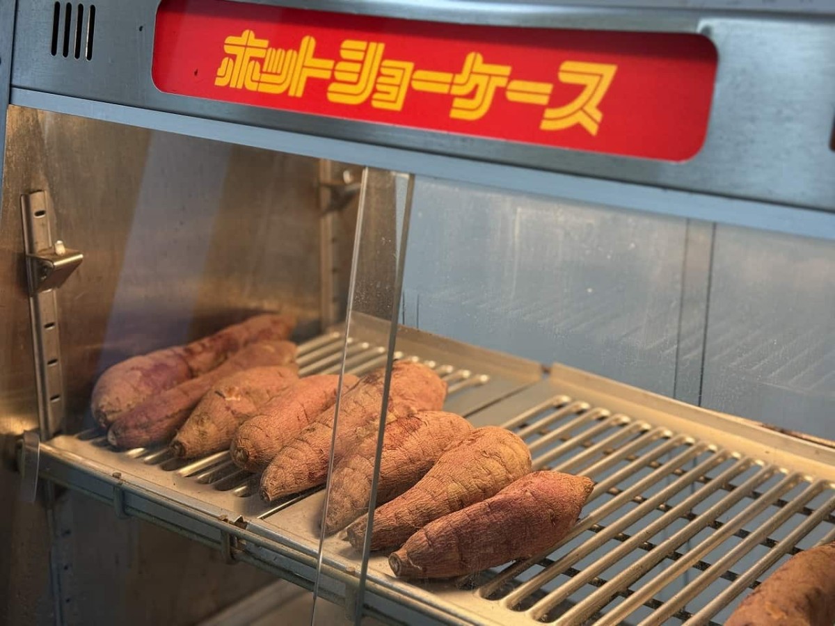 島根県出雲市湖陵町で期間限定オープンしている『どんとこい市場』で販売している「西浜いも」が焼き芋として販売されている様子