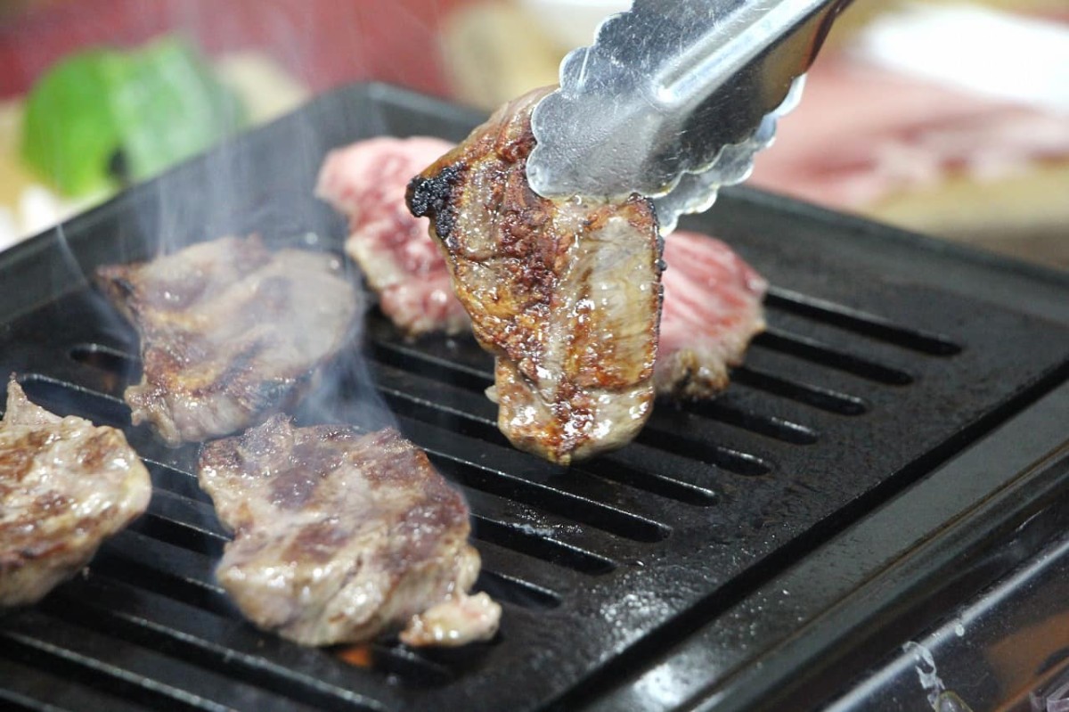 島根県松江市伊勢宮にある『叉鬼の焼肉酒場』で提供している「ハラミ」を焼く様子