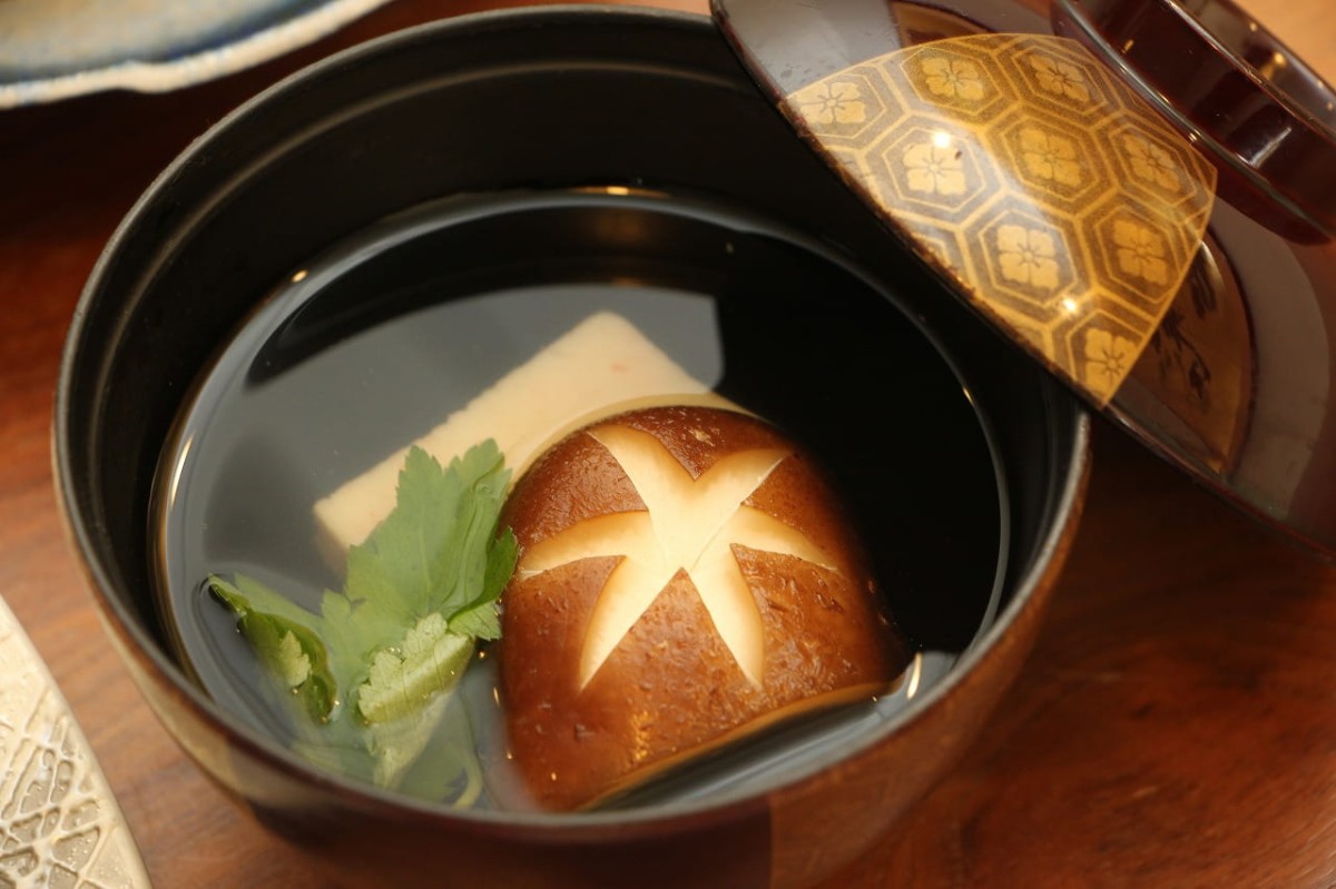 島根県出雲市にある『葵姫原庵』で提供している夜の会席料理〈瑞〉の碗の一例