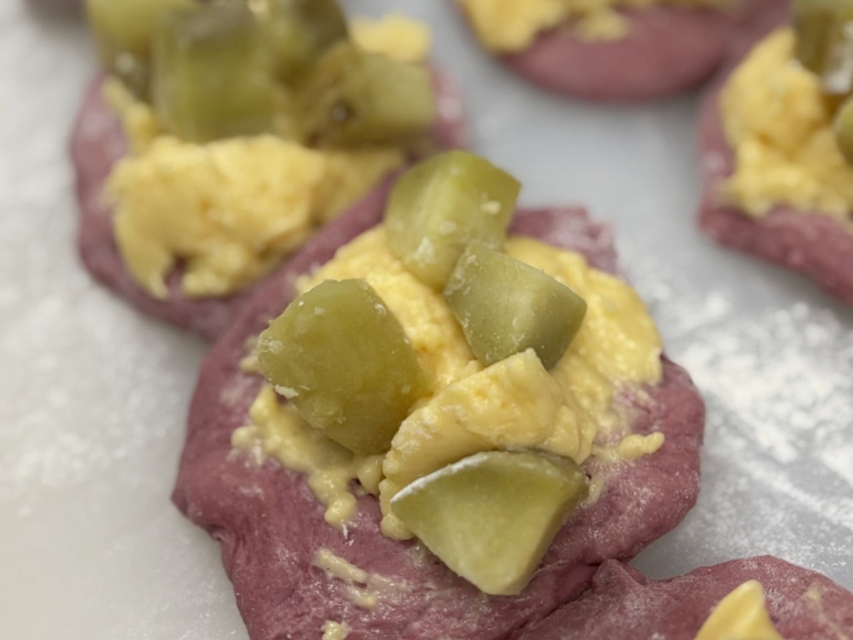 島根県松江市にある『PANTOGRAPH（パンタグラフ）』で販売している焼きいもを使用した「焼き芋クリームパン」を作る様子