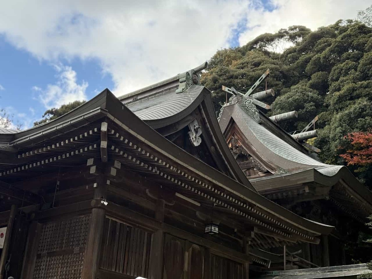 島根県大田市にある『物部神社』の拝殿と本殿