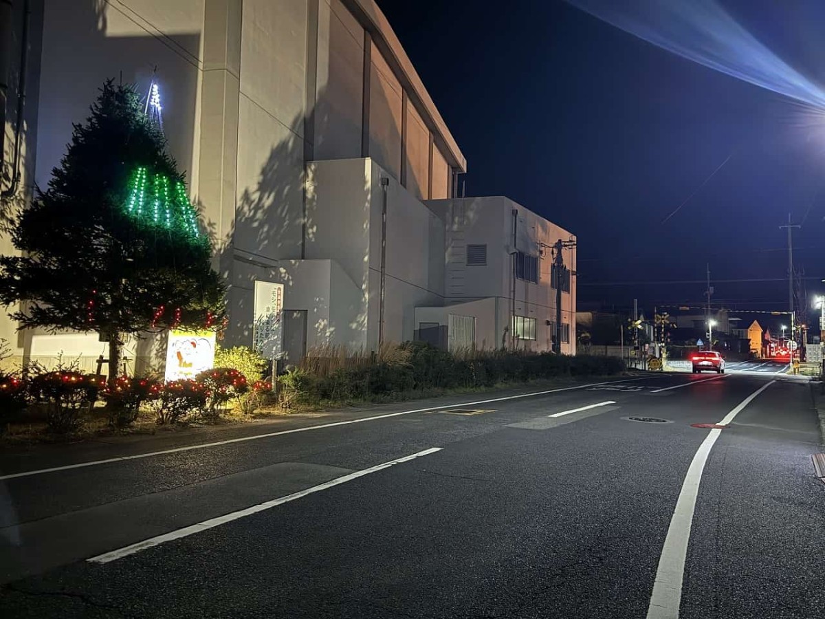 島根県松江市『東出雲体育館』前にある「交通安全クリスマスツリー」