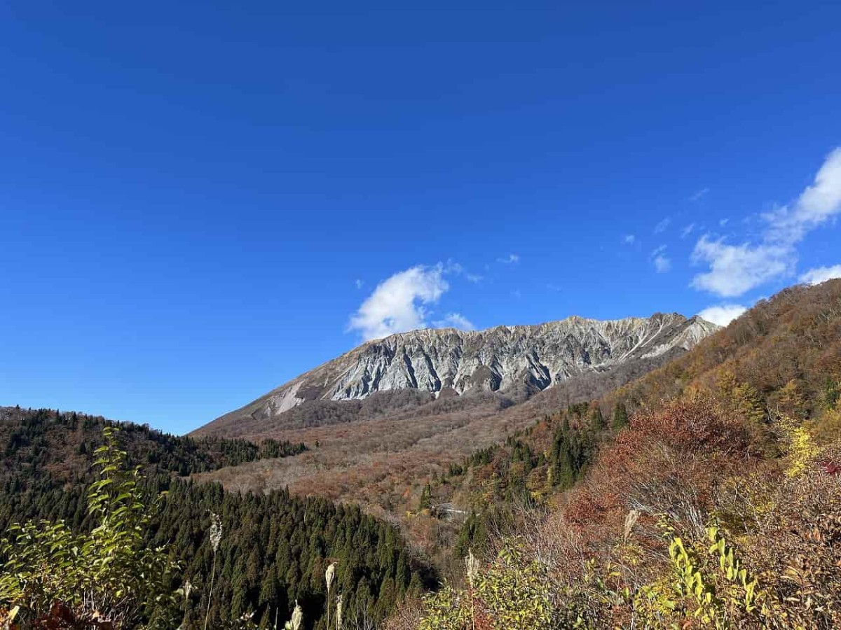 鳥取県日野郡江府町にある『エバーランド奥大山』近くの紅葉スポット『鍵掛峠展望台』からの景色