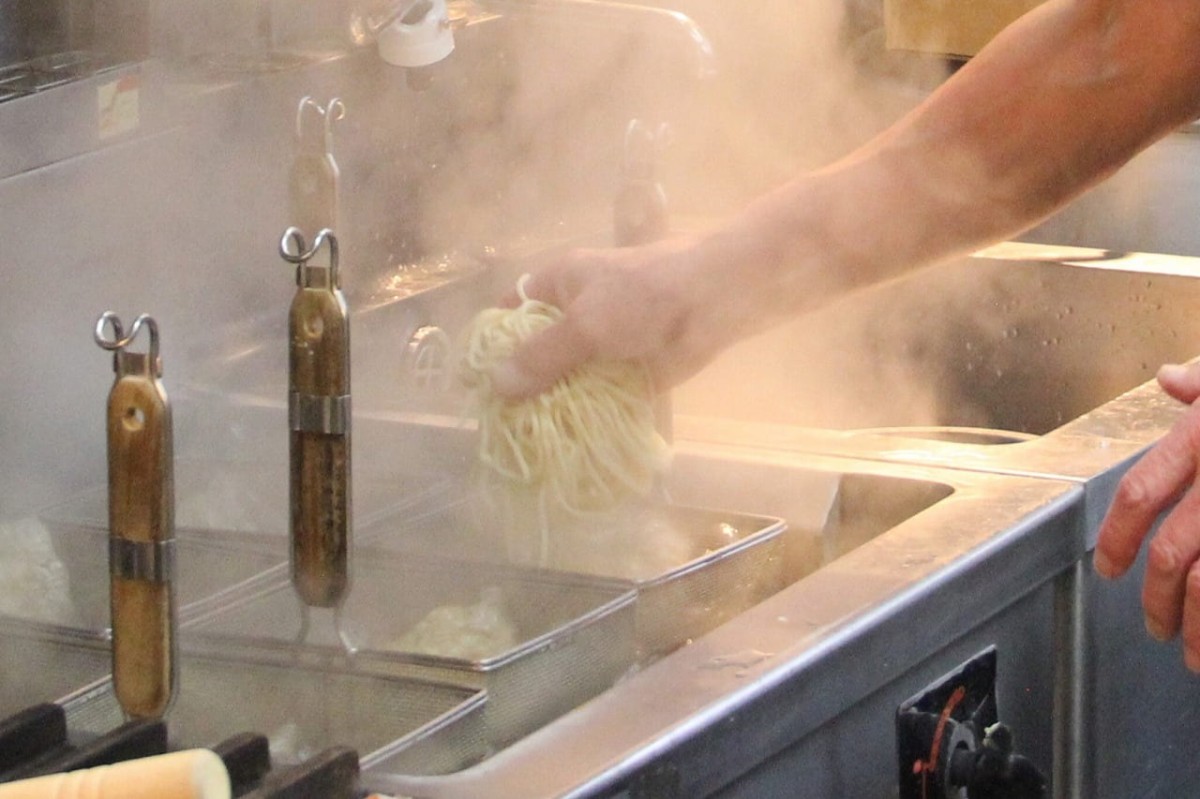 鳥取県米子市にあるラーメン店『麺処 三鈷峰』の店主が麺を茹でる様子