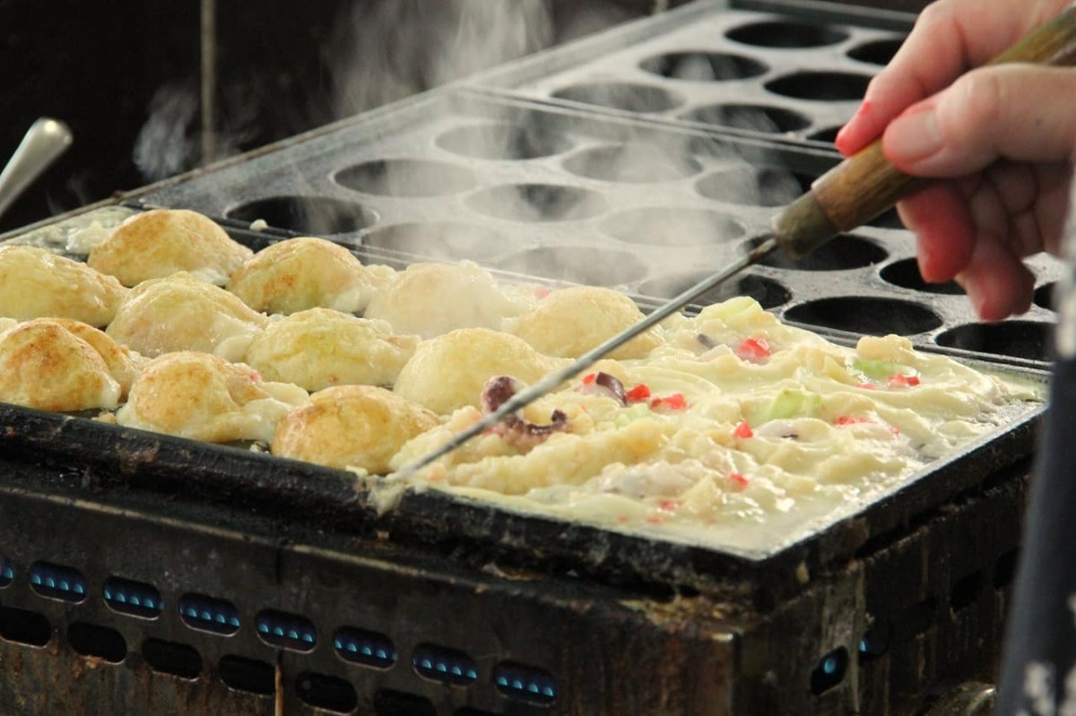 鳥取県境港市にある『たこＱ』でたこ焼きを焼いている様子