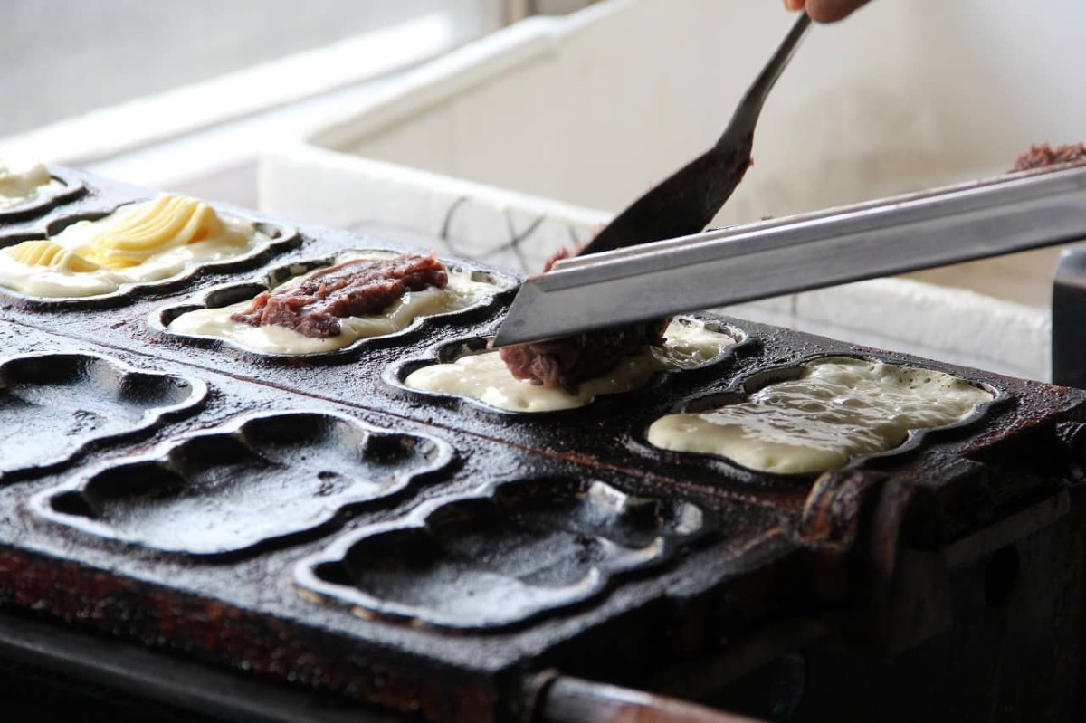 鳥取県米子市『いしくら餅店』で販売しているパンダ焼きを焼く様子
