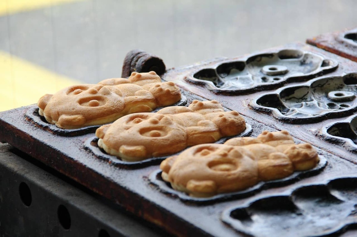 鳥取県米子市『いしくら餅店』で販売しているパンダ焼きを焼く様子