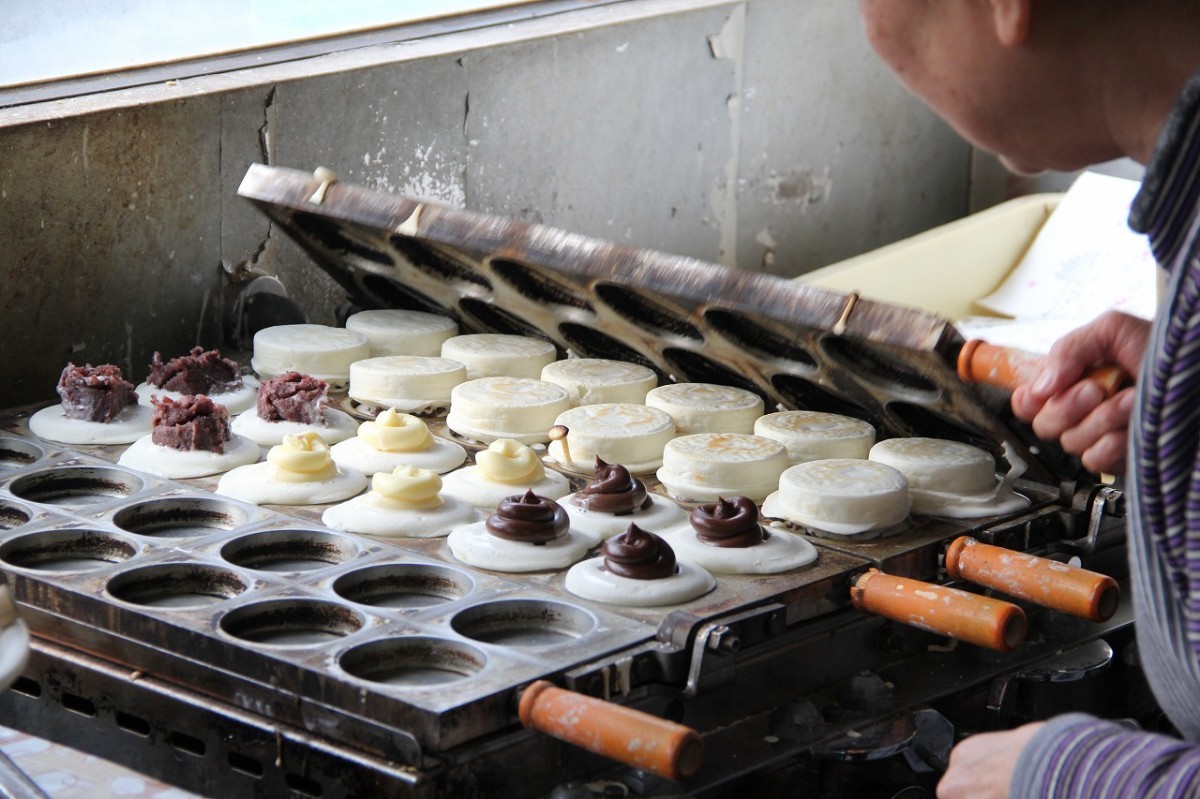 島根県安来市にある『くまプー』の店主が大判焼きを焼く様子