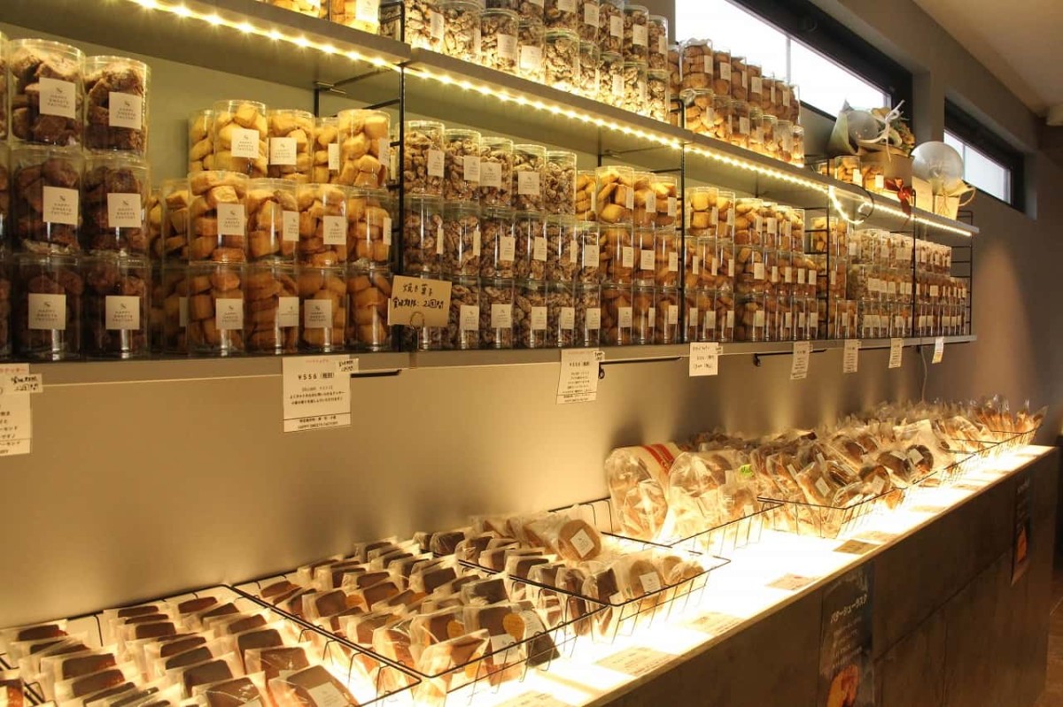 島根県松江市にある洋菓子店『HAPPYSWEETSFACTRY（ハッピースイーツファクトリー）』の店内に焼き菓子が並ぶ様子
