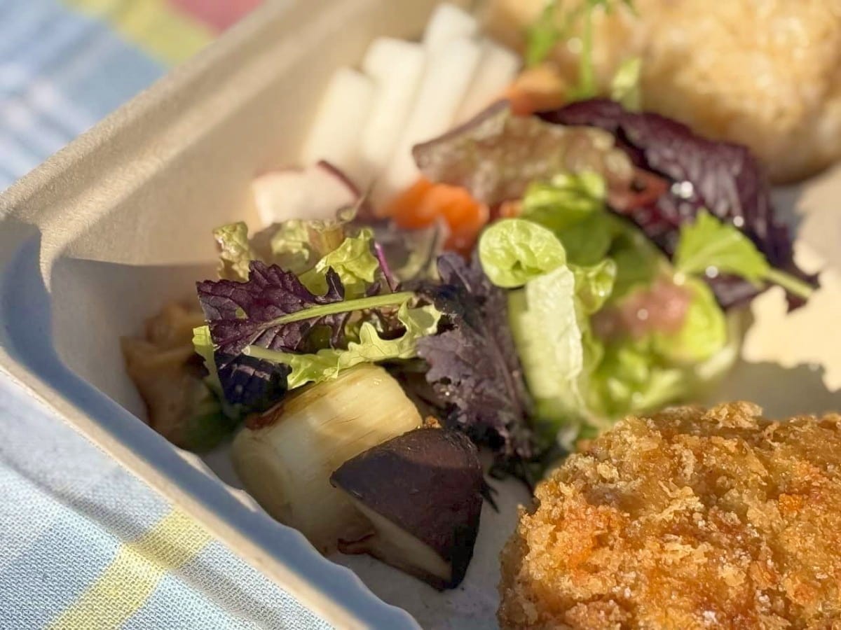 島根県江津市にある『NAOfarmcafe』で販売している「NAOFARMプレート」のネギとしいたけのアヒージョやサラダ