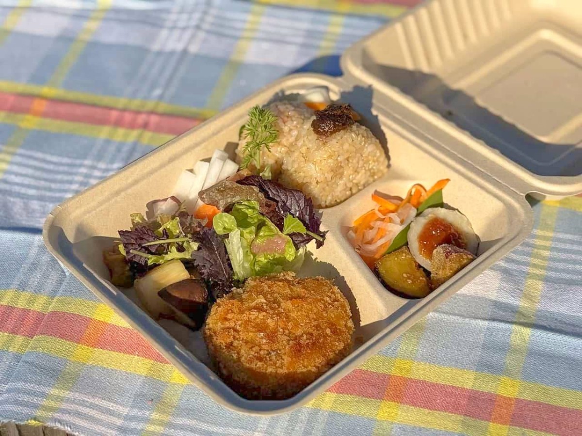 島根県江津市にある『NAOfarmcafe』で販売している野菜たっぷりの「NAOFARMプレート」テイクアウトバージョン