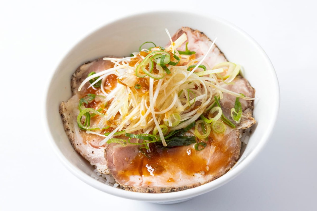 島根県出雲市にある『ゆめタウン出雲』内のラーメン店『麺処ぐり虎出雲店』で販売しているサイドメニュー「レアチャーシュー丼」