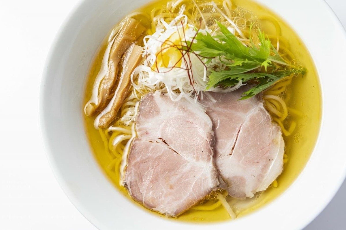 島根県出雲市にある『ゆめタウン出雲』内のラーメン店『麺処ぐり虎出雲店』の看板メニュー「鶏塩ラーメン」