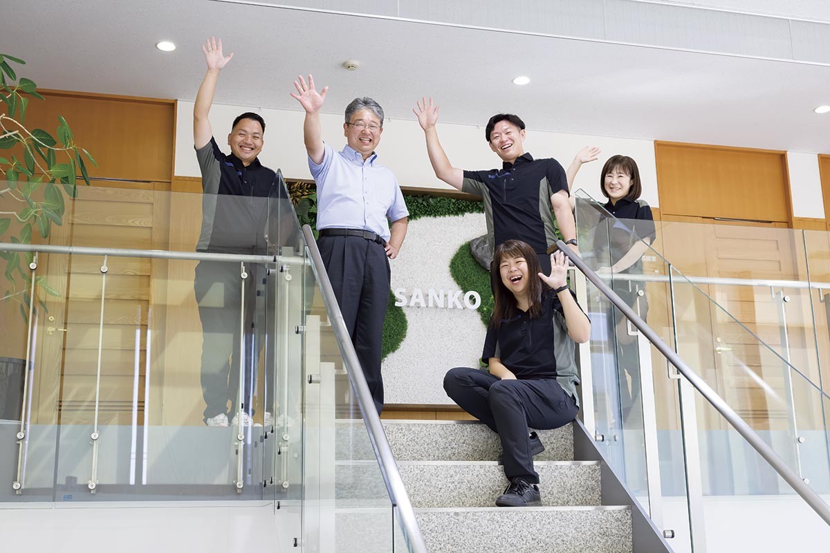 境港市「三光株式会社」の三輪社長と社員の皆さん