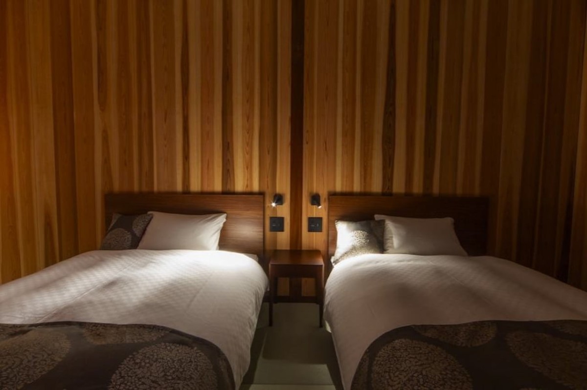 島根県松江市にある一棟貸しの宿『宿の蔵Hug』の１階の寝室