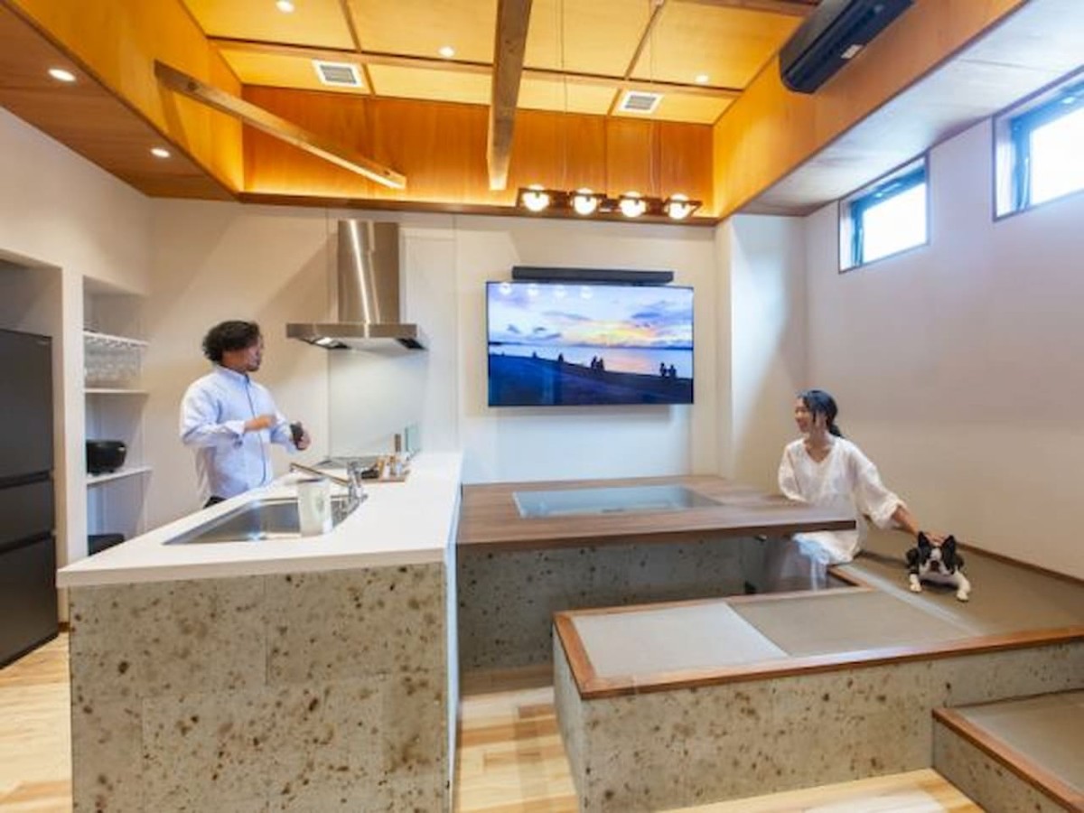 島根県松江市にある一棟貸しの宿『宿の蔵Hug』のダイニングキッチン