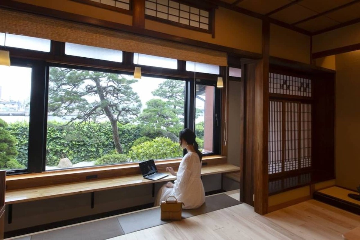 島根県松江市にある一棟貸しの宿『宿の蔵Hug』のラウンジ